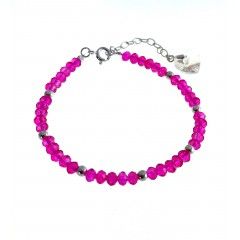 Pulsera piedra color corazón colgando
